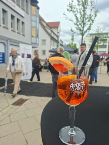 2026-05-10_VOS HS-Marktplatz Aperol-hoch