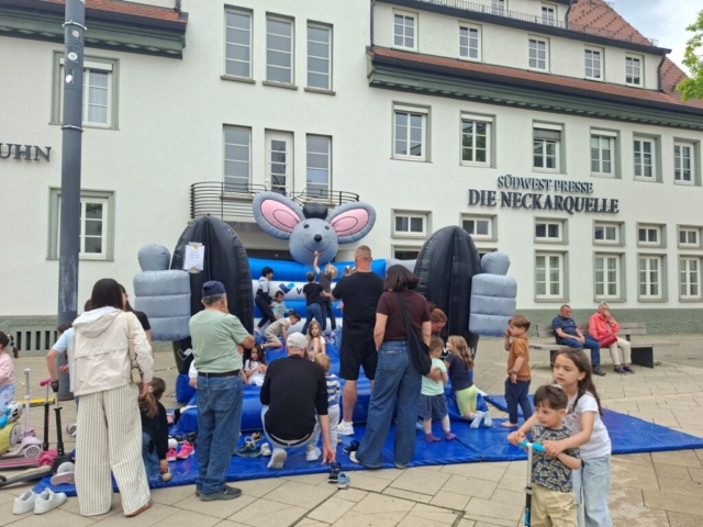 2026-05-10_VOS HS-Marktplatz Hüpfburg vivida